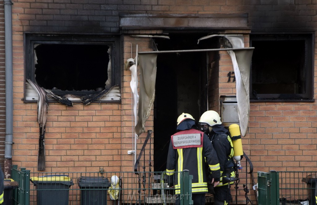 Feuer 2 Vollbrand Reihenhaus Roggendorf Berrischstr P073.JPG - Miklos Laubert